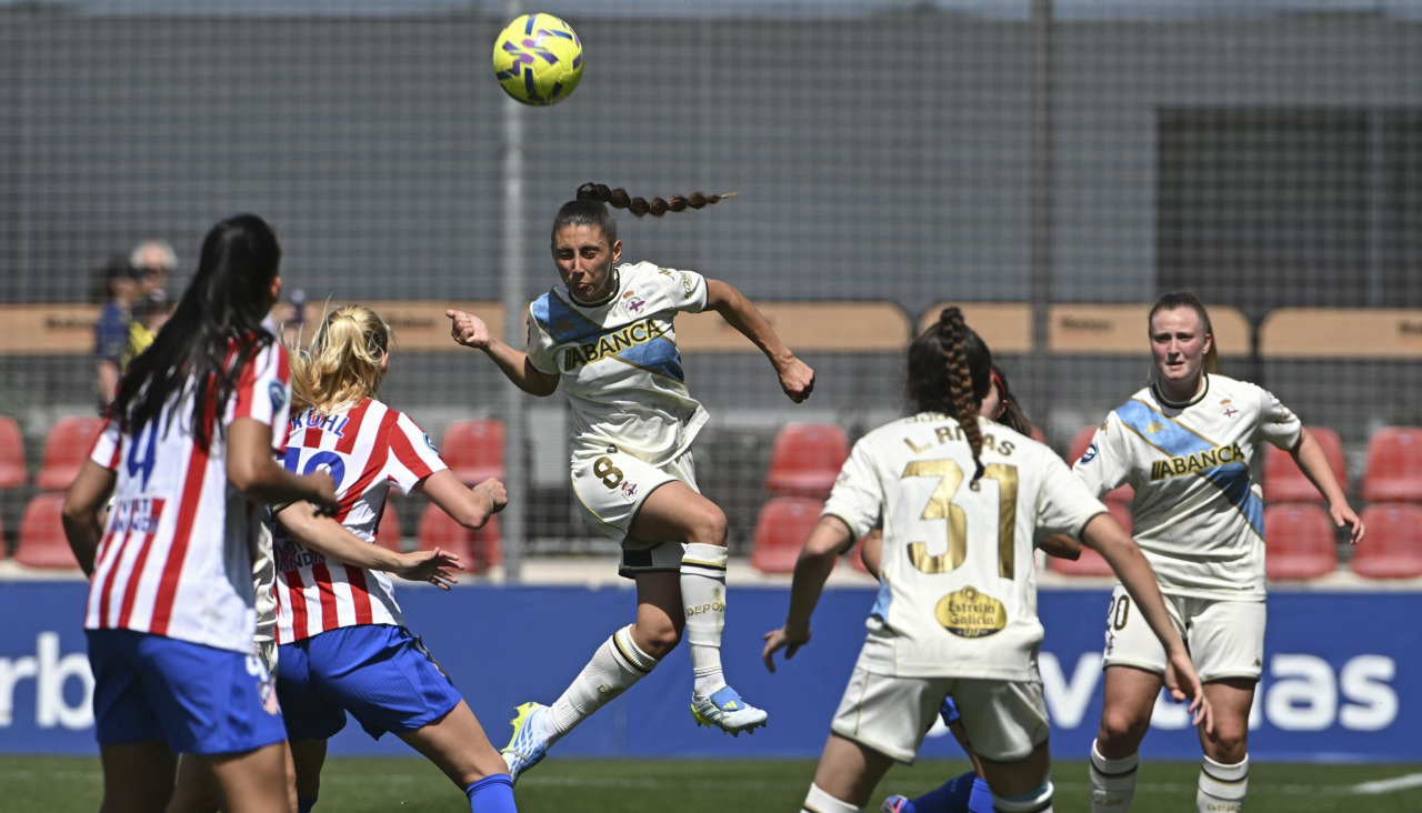 Olaya cabecea el esférico en el encuentro entre Atlético de Madrid y Deportivo