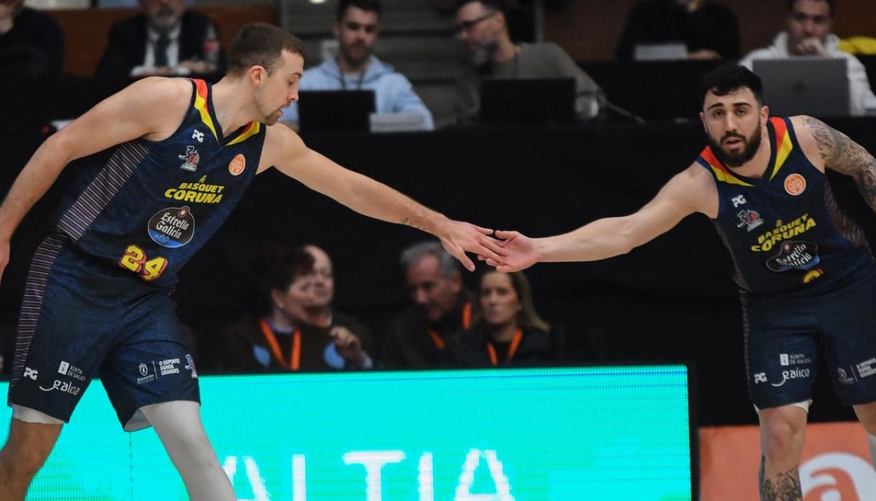 Joe Cremo y Dídac Cuevas se saludan durante un partido del Básquet Coruña