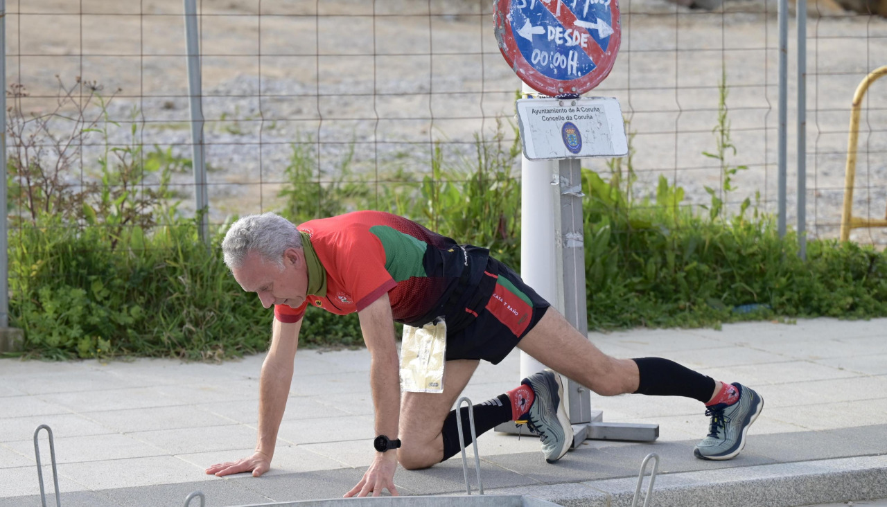 Un atleta calienta en la zona de salida antes de la prueba de Matogrande-Xuxán de 2025