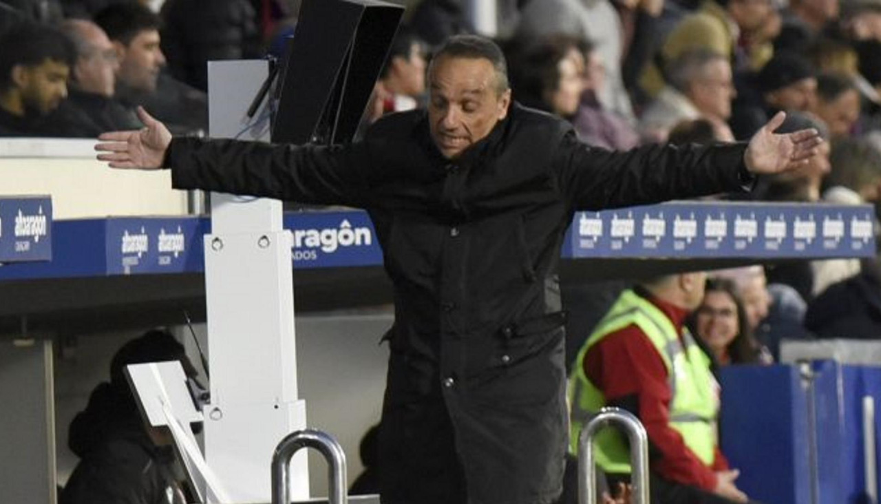 José Luis Oltra se lamenta durante el duelo entre el Huesca y la Cultural Leonesa de esta campaña_