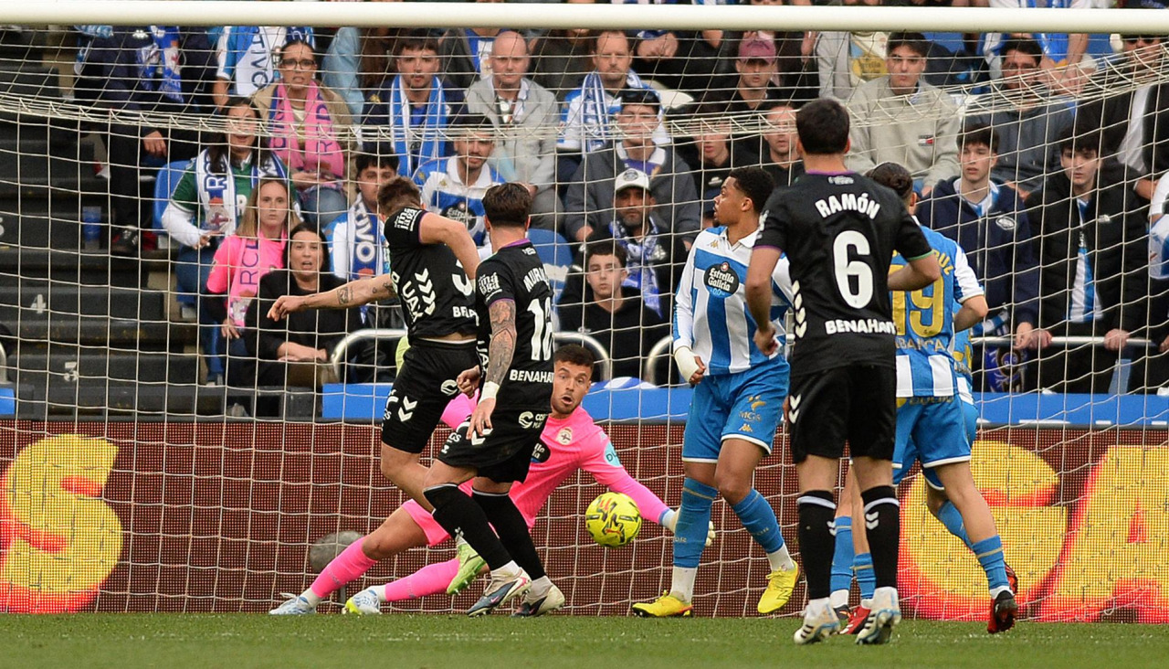 Ferllo se tira para intentar parar, sin éxito, el remate de Niño en el Deportivo-Málaga