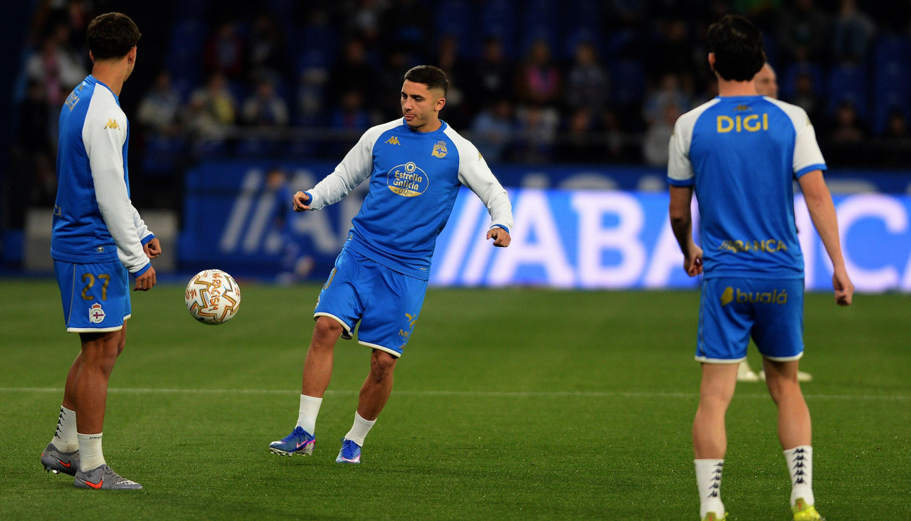 Yeremay calienta durante el partido entre el Dépor y el Zaragoza en Riazor