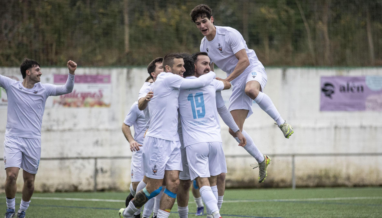 Los jugadores del Club do Mar celebran un gol en un partido de Liga