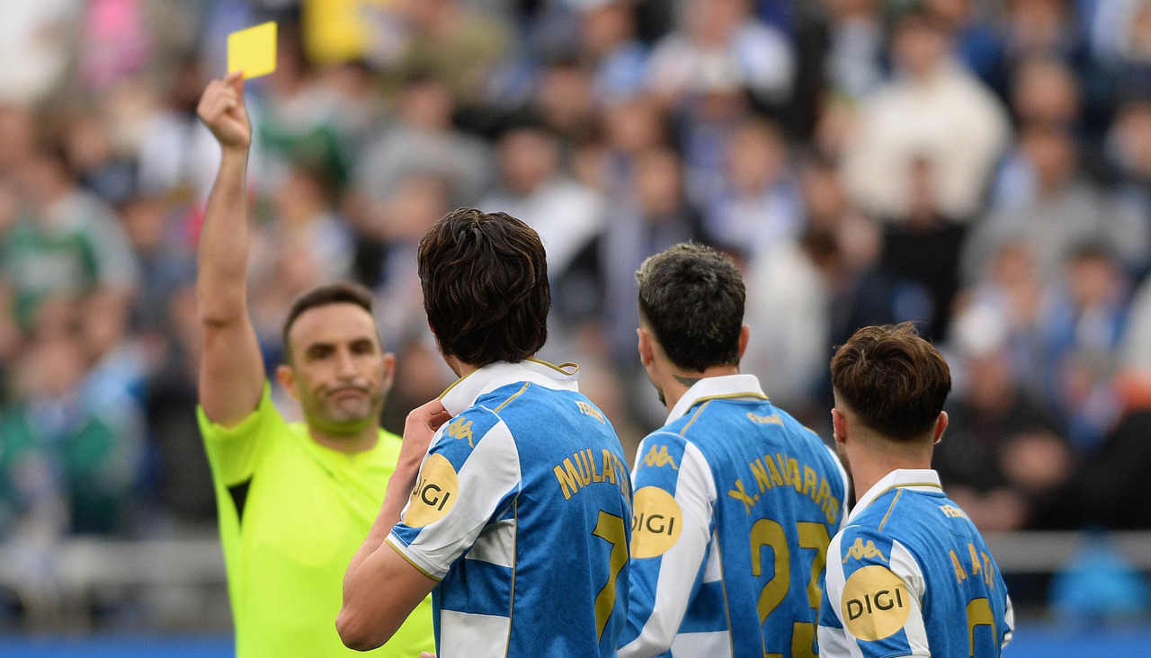 Dámaso Arcediano Monescillo muestra la cartulina amarilla a Mulattieri por su celebración del 1-0 ante el Málaga