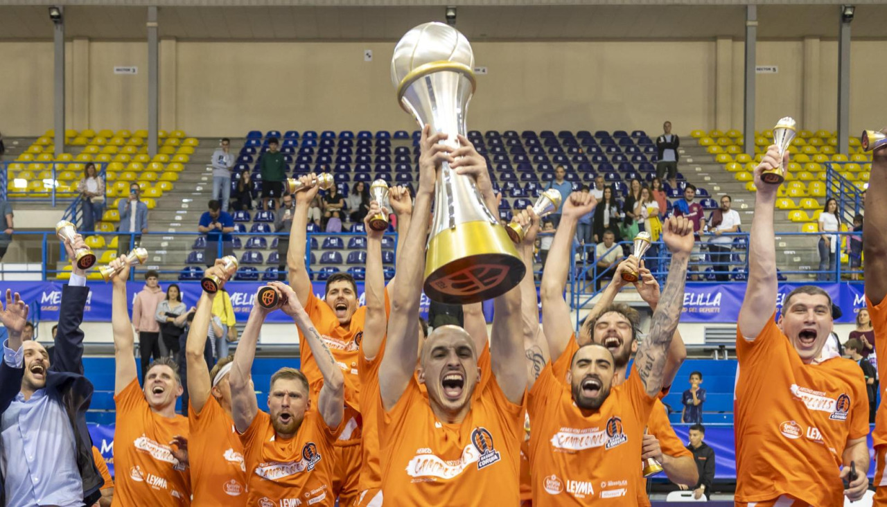 Álex Hernández levanta el trofeo de campeón de LEB Oro en 2024