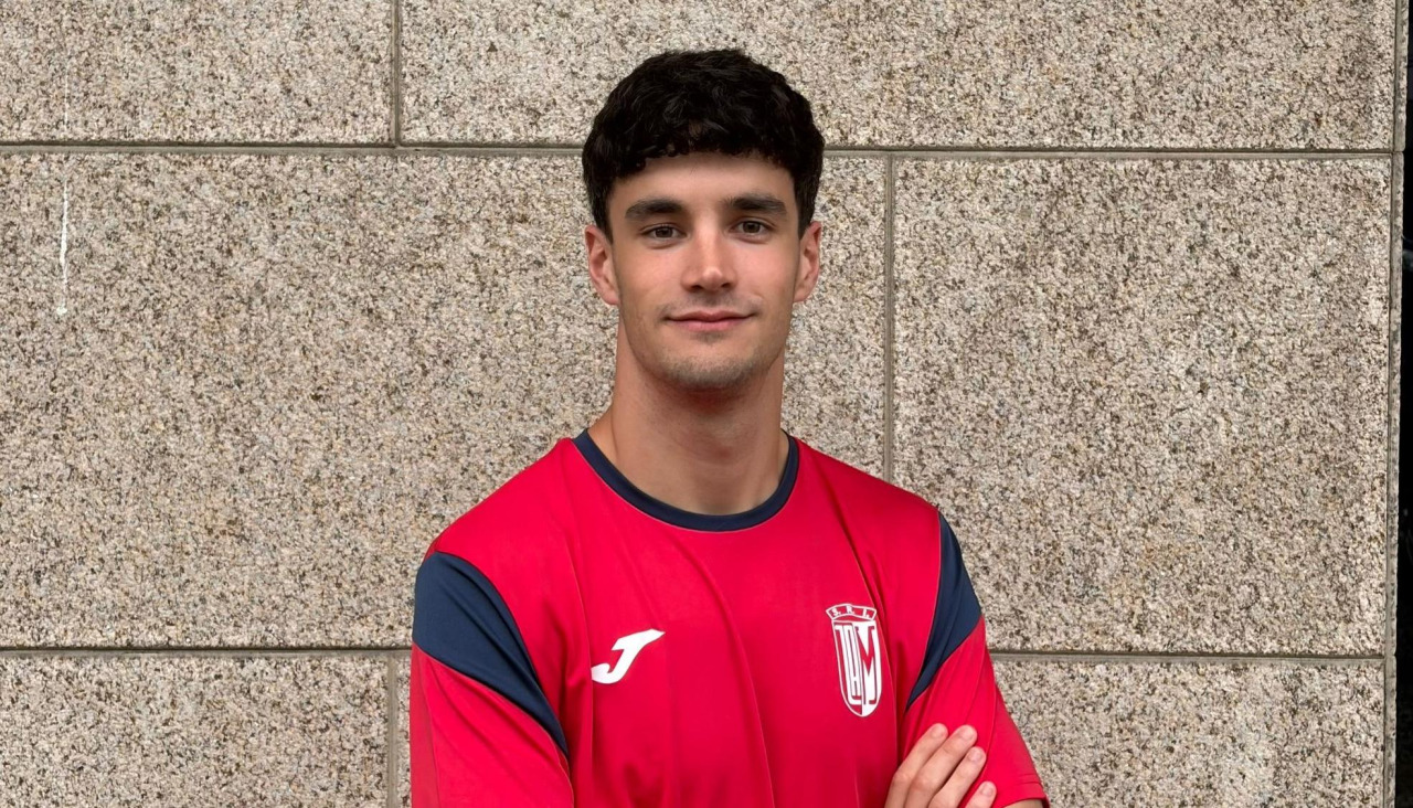 Mauro Collazo posa con la camiseta del Liceo de Monelos