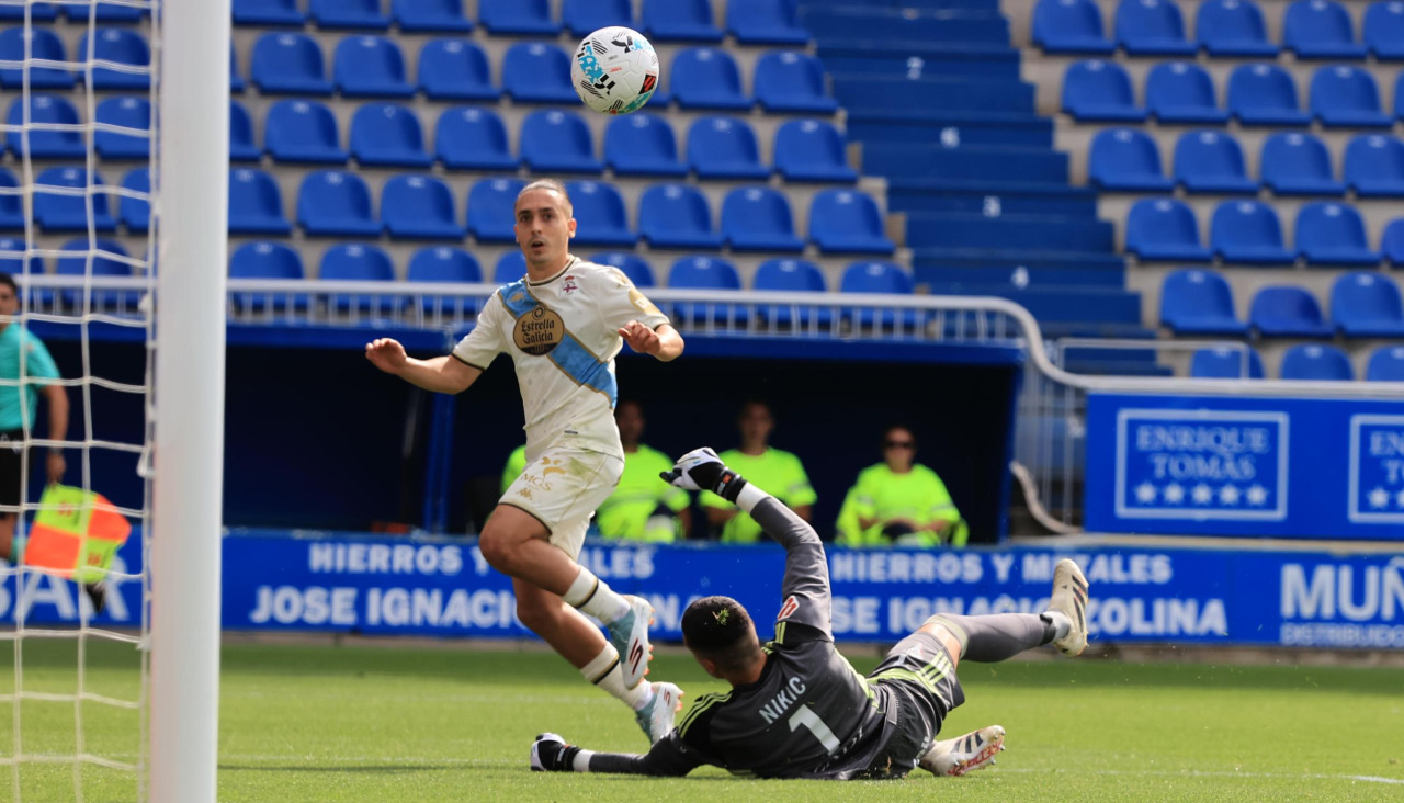 Luismi Cruz marca uno de sus goles en el Mirandés-Deportivo de la primera vueltaMirandés - Deportivo 1-5