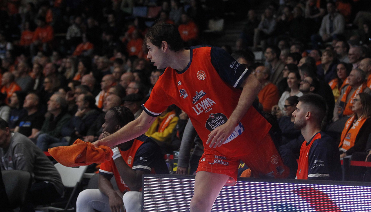 Guillem Jou le pasa la toalla a un compañero durante el partido contra Alicante