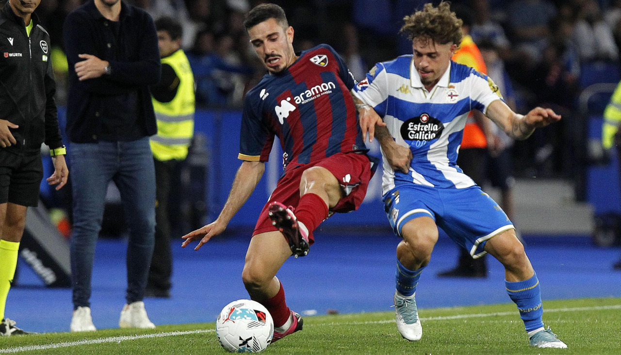 Mario Soriano pugna por un balón durante el partido entre el Dépor y el Huesca de la primera vuelta en Riazor