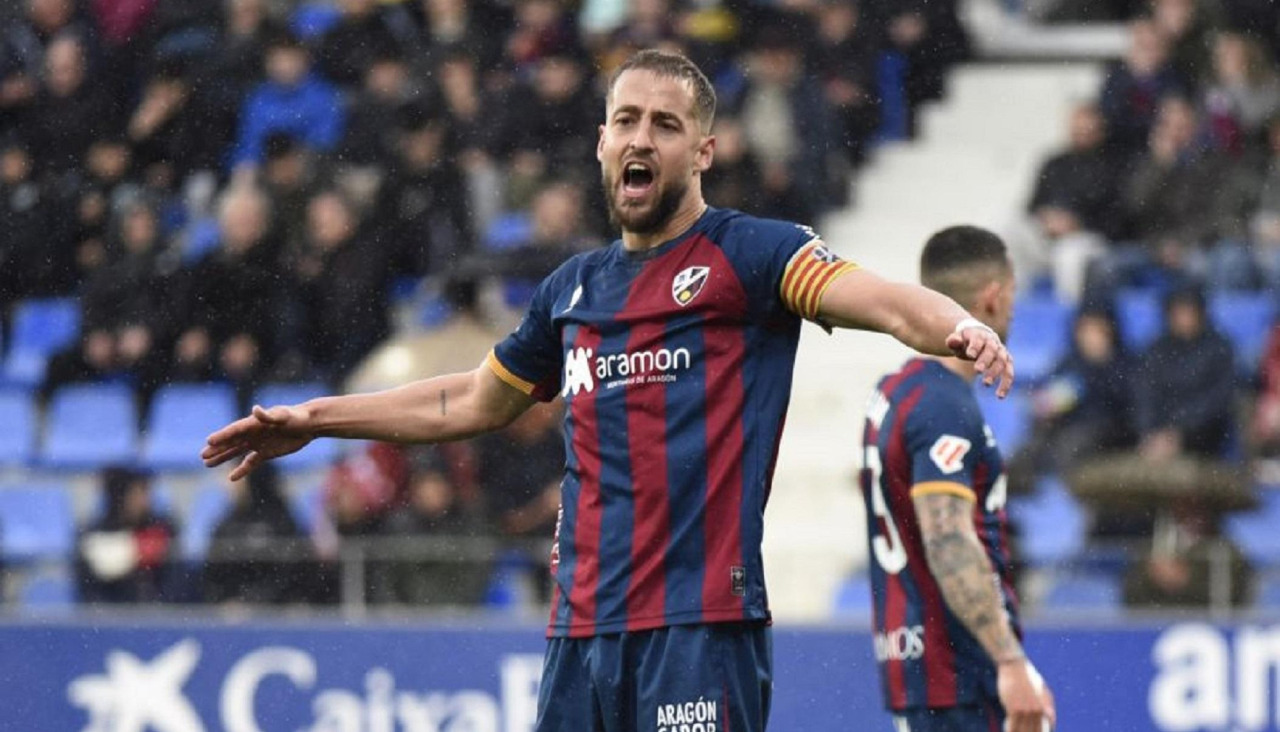 El capitán del Huesca, Jorge Pulido, se lamenta durante el duelo ante el Albacete