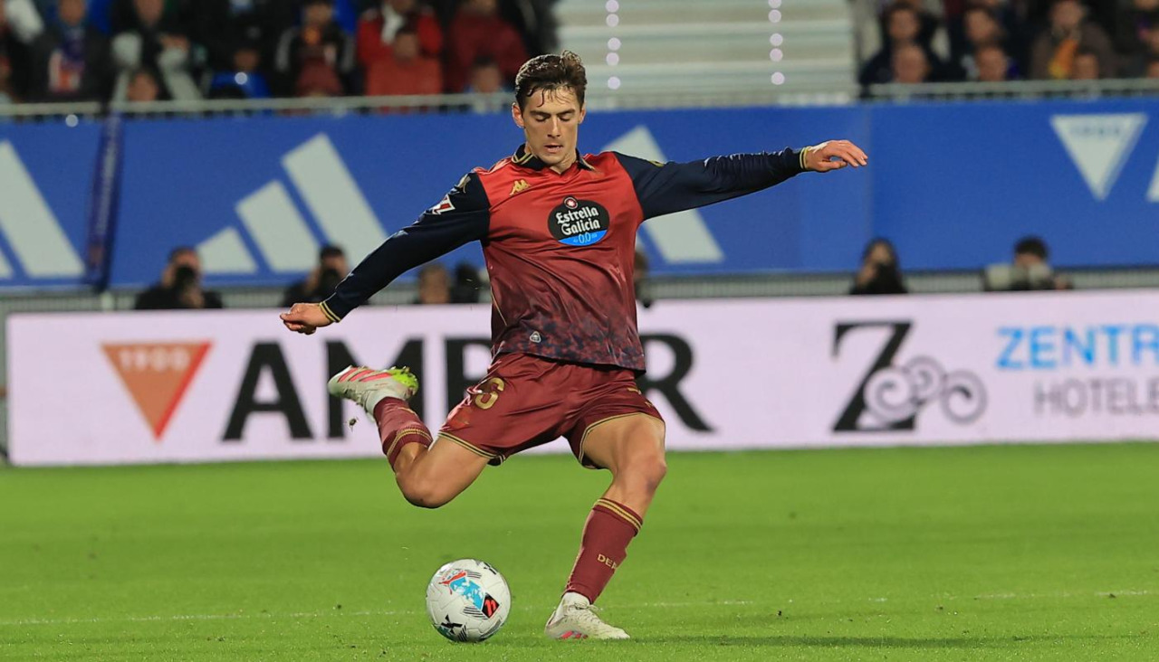 José Gragera trata de conectar con un compañero en el Zaragoza-Deportivo