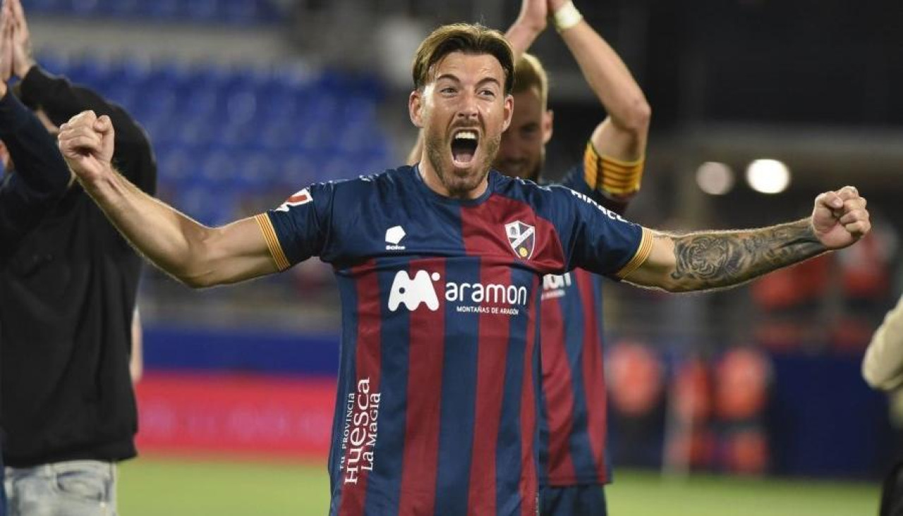 Sergi Enrich celebra un gol con el Huesca
