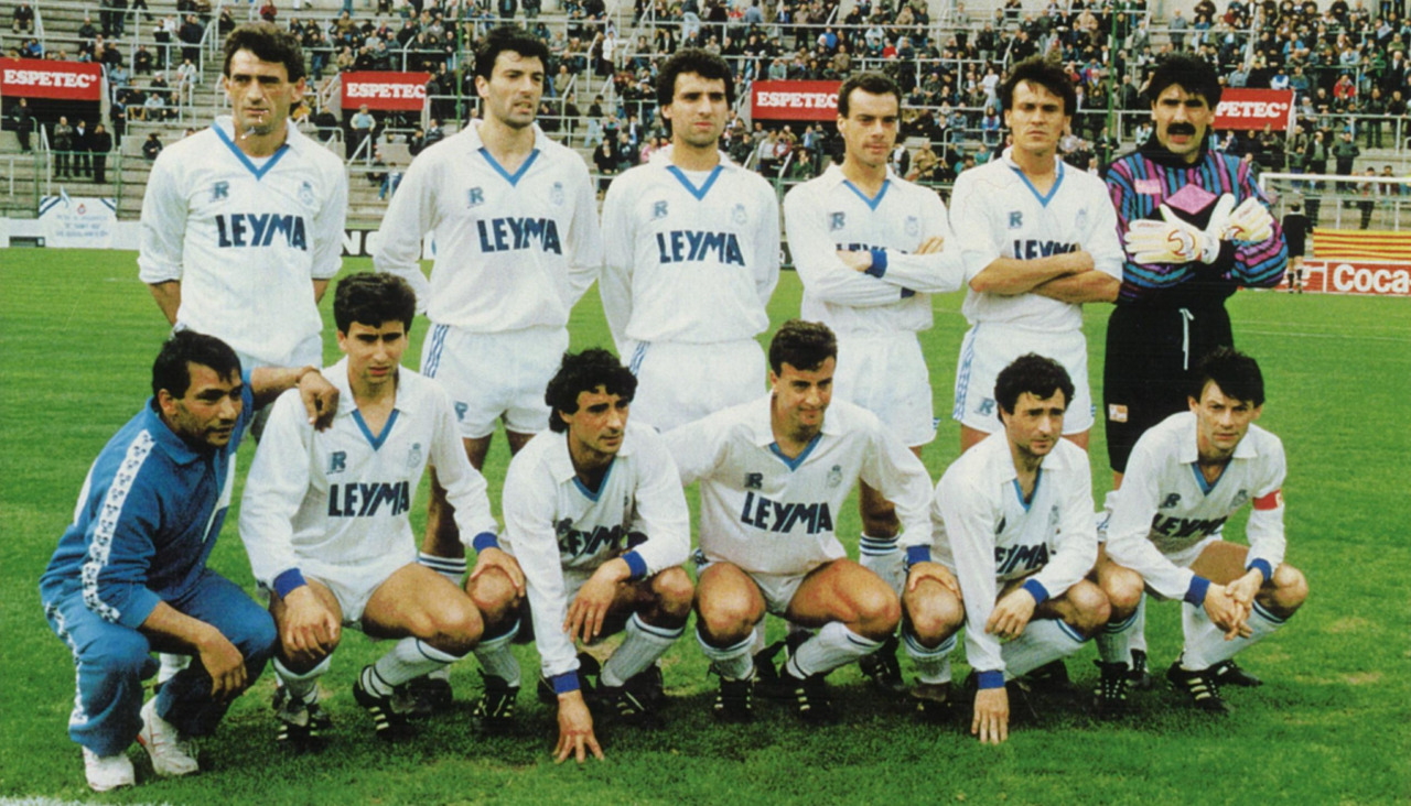 Once inicial del Deportivo que el 31 de marzo de 1990 visitó al Espanyol en partido de Segunda División con la equipación que ha replicado Kappa para la Jornada Retro de LaLiga