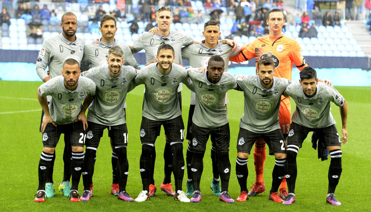 Once del Deportivo que vistió de gris, con la réplica de la primera camiseta de la historia del club, el 27 de noviembre de 2016 en campo del Málaga