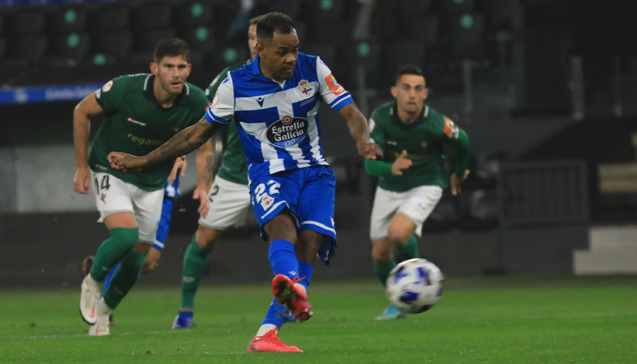 Diego Rolan marca el gol de la victoria ante el Racing de Ferrol en la temporada 2020-21, con la camiseta conmemorativa del cuarto de siglo de la conquista de la primera Copa del Rey