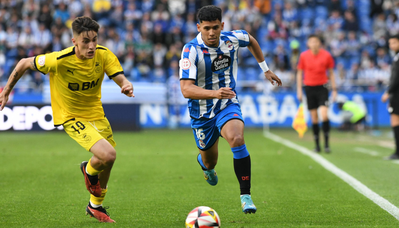Quintero corre durante el partido de la última jornada del curso 2023-24, con la equipación blanquiazul conmemorativa de los 70 años del primer viaje del equipo a América, con las medias negras