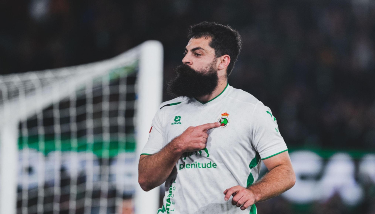 Villalibre celebra un gol con el Racing de Santander esta campaña
