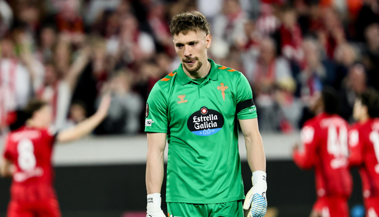 El portero del Celta Ionut Radu se lamenta tras recibir el segundo de los tres goles que encajó en el partido de ida de los cuartos de final de la Europa League en campo del Friburgo alemán