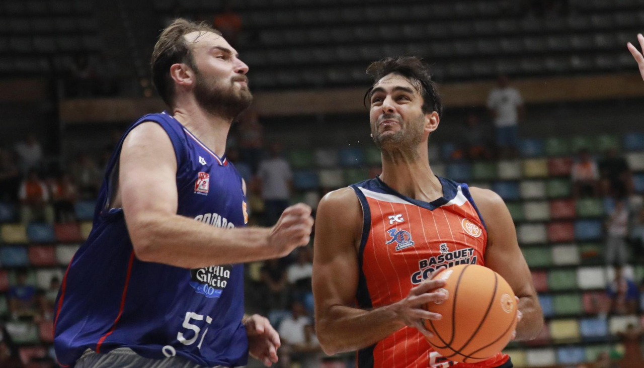 El exnaranja Ale Galán, Jacobo Díaz y Alex Barcello, en un lance del Leyma Coruña-Obradoiro de semifinales de la Copa Galicia