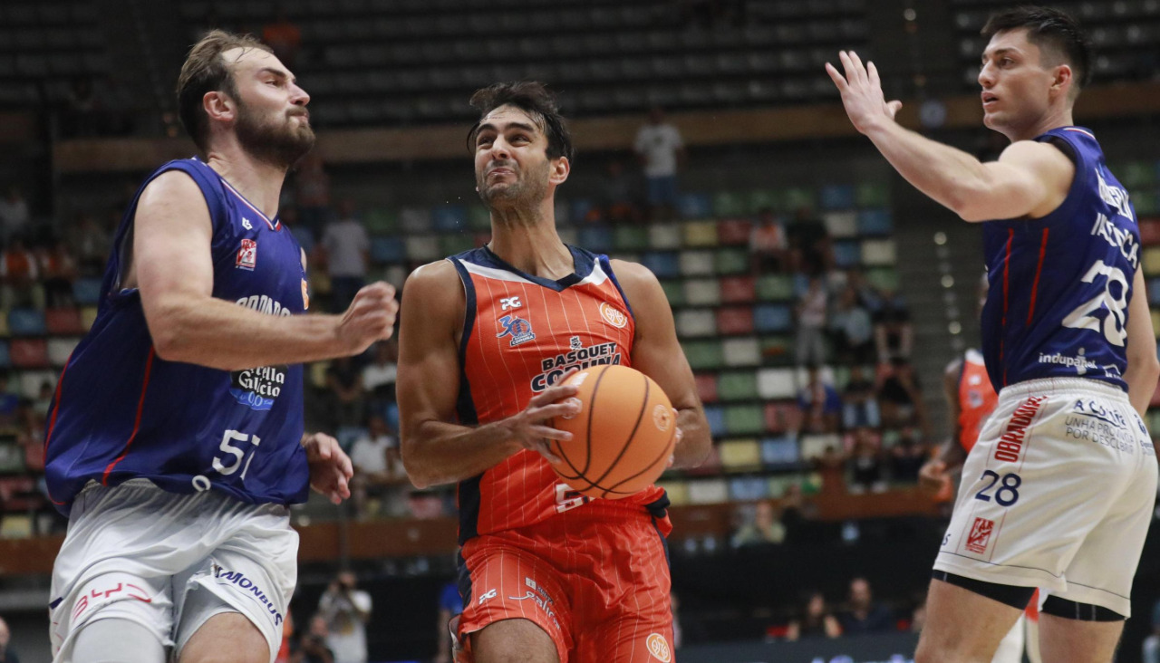 El exnaranja Ale Galán, Jacobo Díaz y Alex Barcello, en un lance del Leyma Coruña-Obradoiro de semifinales de la Copa Galicia