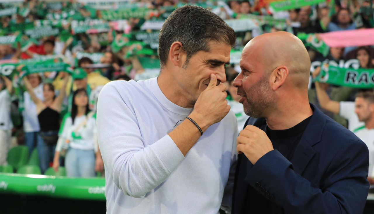 José Alberto (d) charla con Antonio Hidalgo durante el Racing-DéporTemporada 2025-2026Racing de Santander - Deportivo 2-1