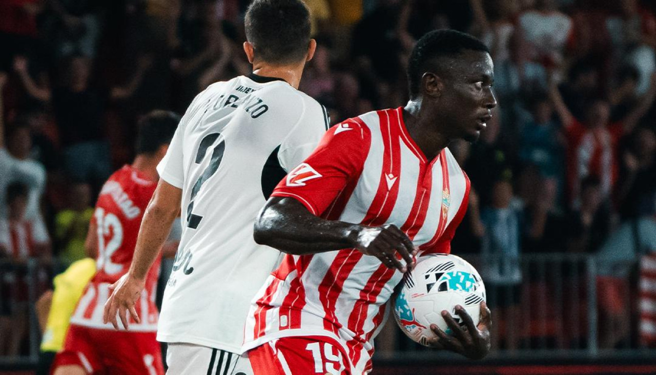Patrick Soko celebra un gol con el Almería