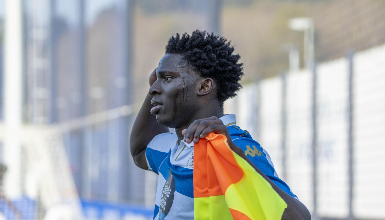 Rodrigue Dipanda, delantero del Fabril, celebra uno de sus dos goles ante el Lealtad