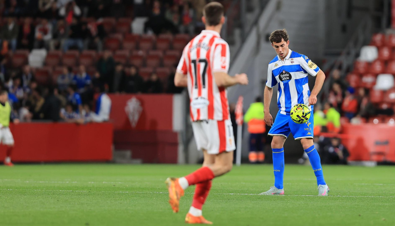 Dani Barcia, durante el empate en El Molinón (1-1), en la última salida del Dépor