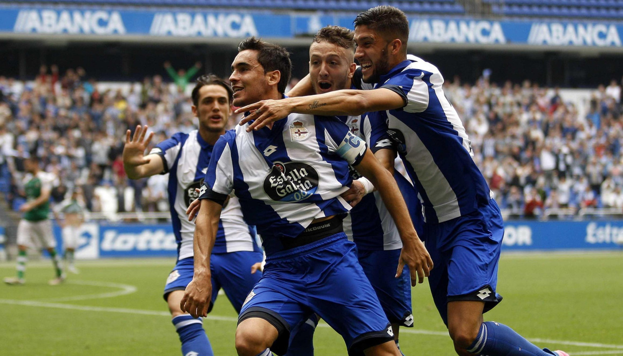 Queijeiro celebra el gol de la sentencia del ascenso a Segunda B en 2017 ante el Cacereño en Riazor