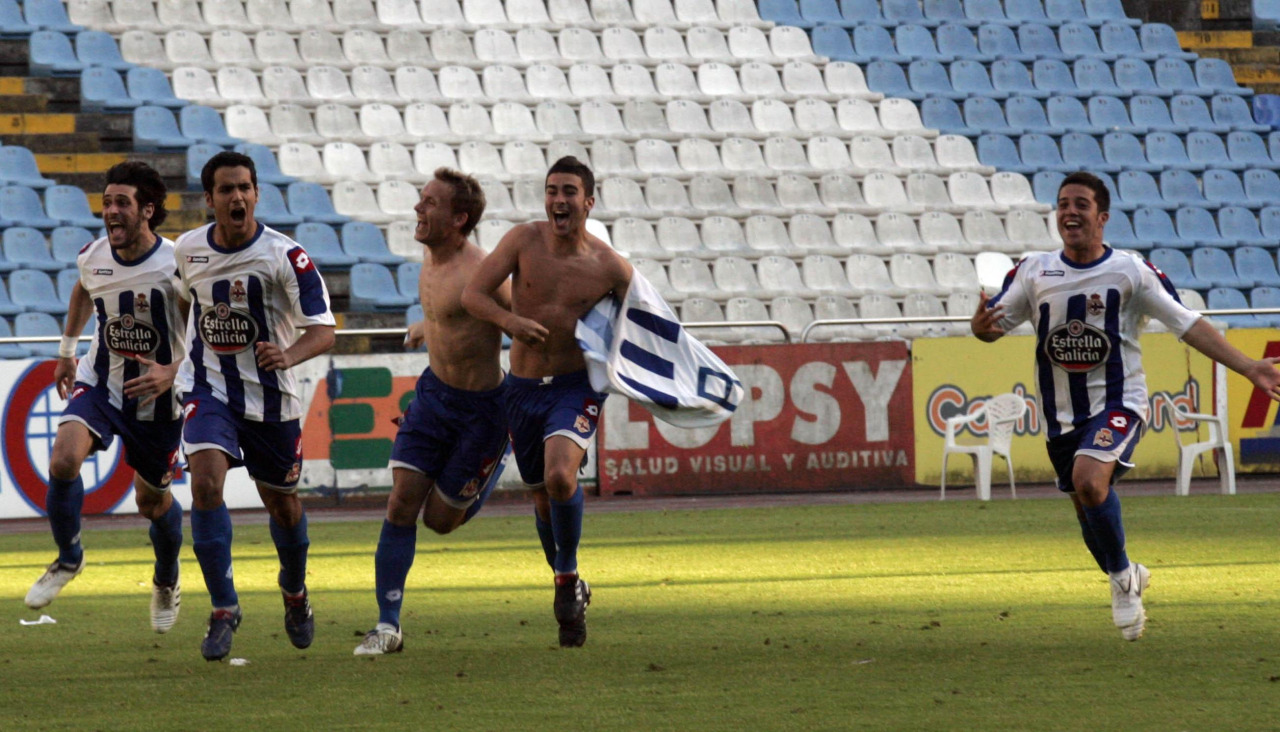 Castillo, Rochela, Seoane, Dani Rodríguez y Vela celebran la victoria en los penaltis ante el Burgos que valió el ascenso a Segunda B en 2010 en Riazor