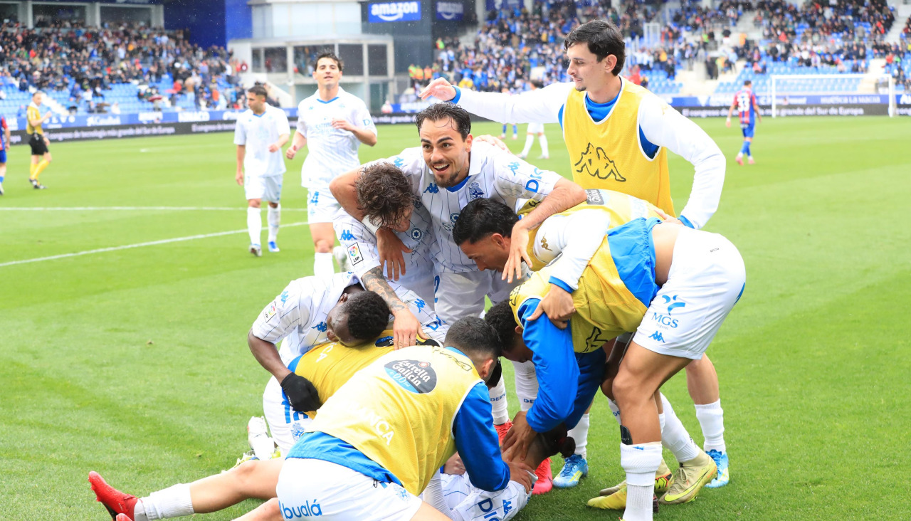 Los jugadores del Dépor celebran el gol ante el Huesca