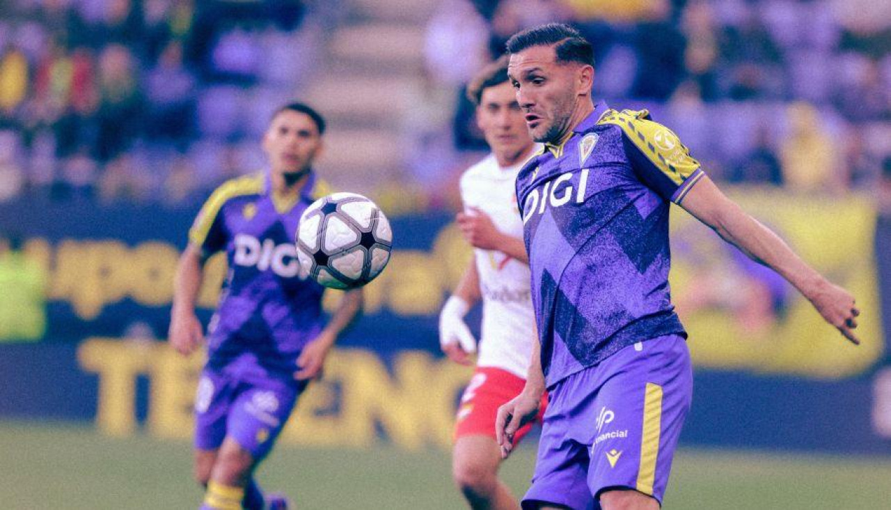 Equipos y árbitros lucieron camisetas con diseños inspirados en épocas pasadas
