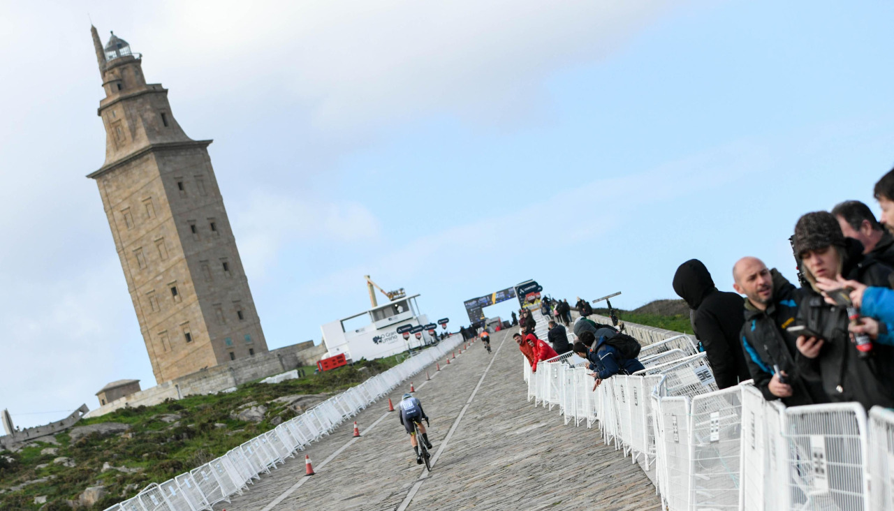 Imagen de la llegada a la Torre de Hércules en la contrarreloj que abrió la edición de 2024, cuyos tiempos no contaron la clasificación general debido al fuerte viento reinante