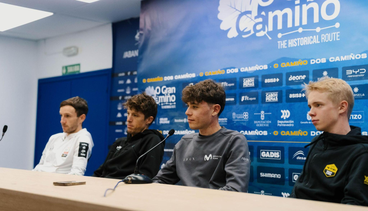 Adam Yates, George Bennet, Iván Romeo y Jorgen Nordhagen, en rueda de prensa