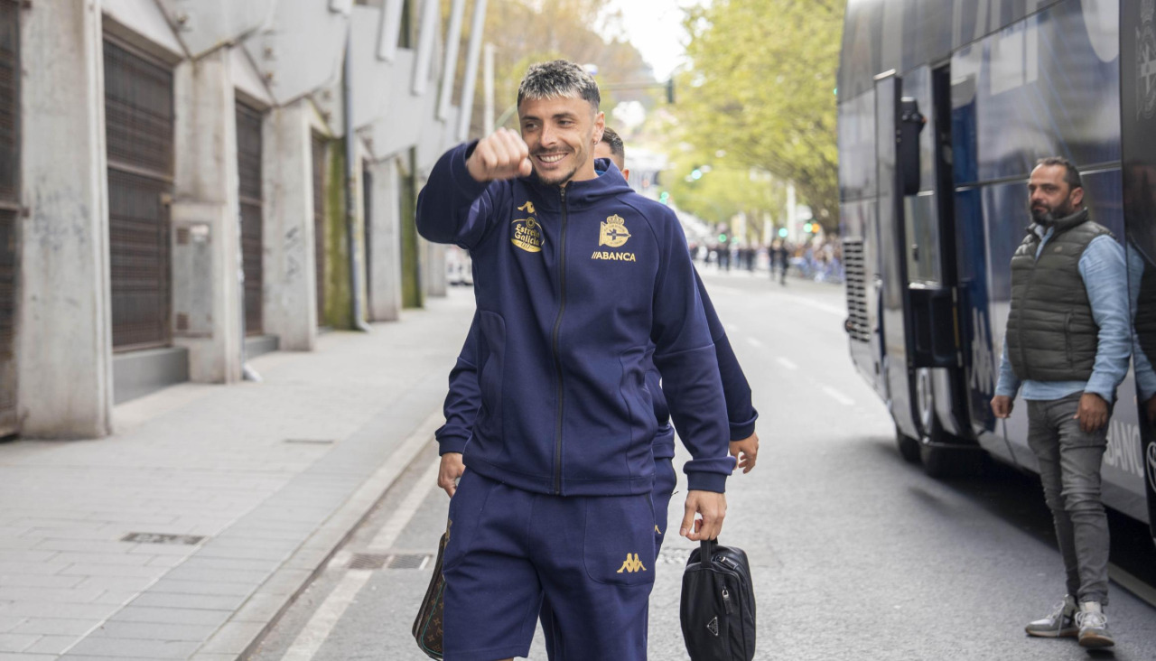 Ximo Navarro hace un gesto de ánimo a su llegada a Riazor, durante un recibimiento de la afición