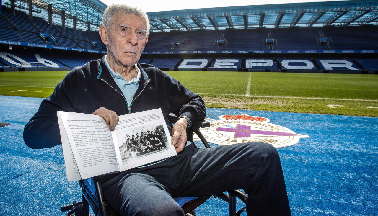 Antonio Bouza posa en Riazor con un libro de la historia del Deportivo en el que aparece un once del Fabril que logró el primer ascenso a la tercera categoría nacional