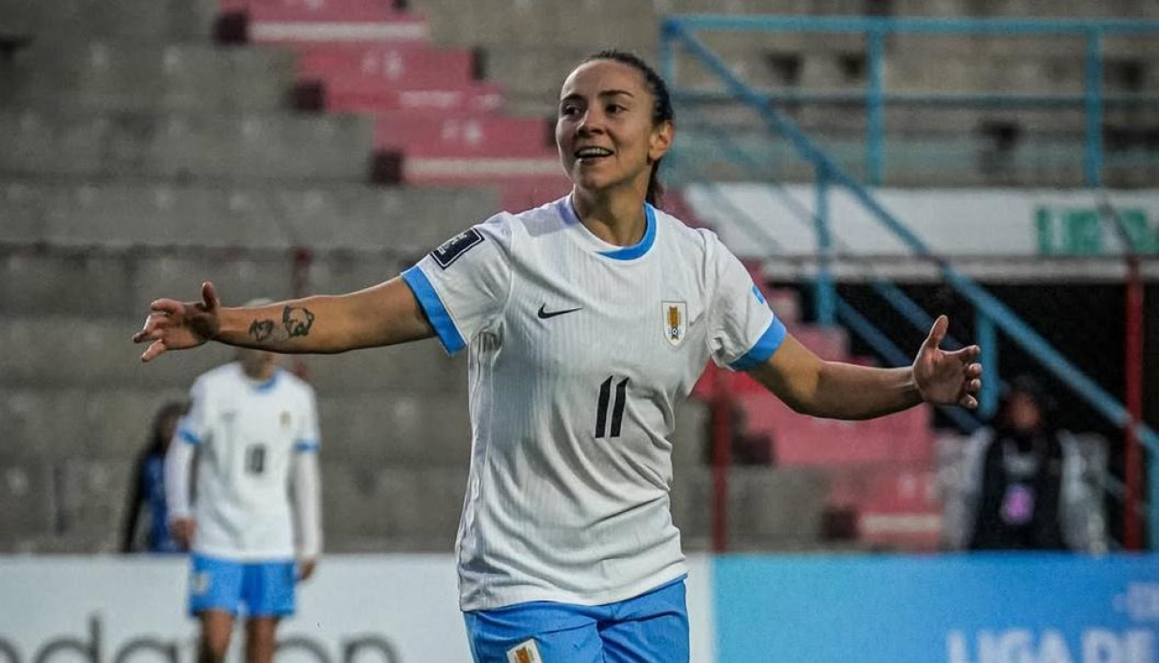 Espe Pizarro celebra uno de sus goles con Uruguay
