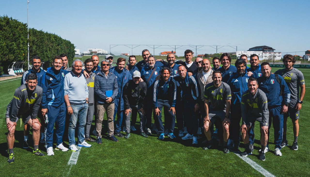 Los entrenadores del curso 'UEFA PRO' de la Federación Italiana posan junto a José Alberto, técnico del Racing de Santander
