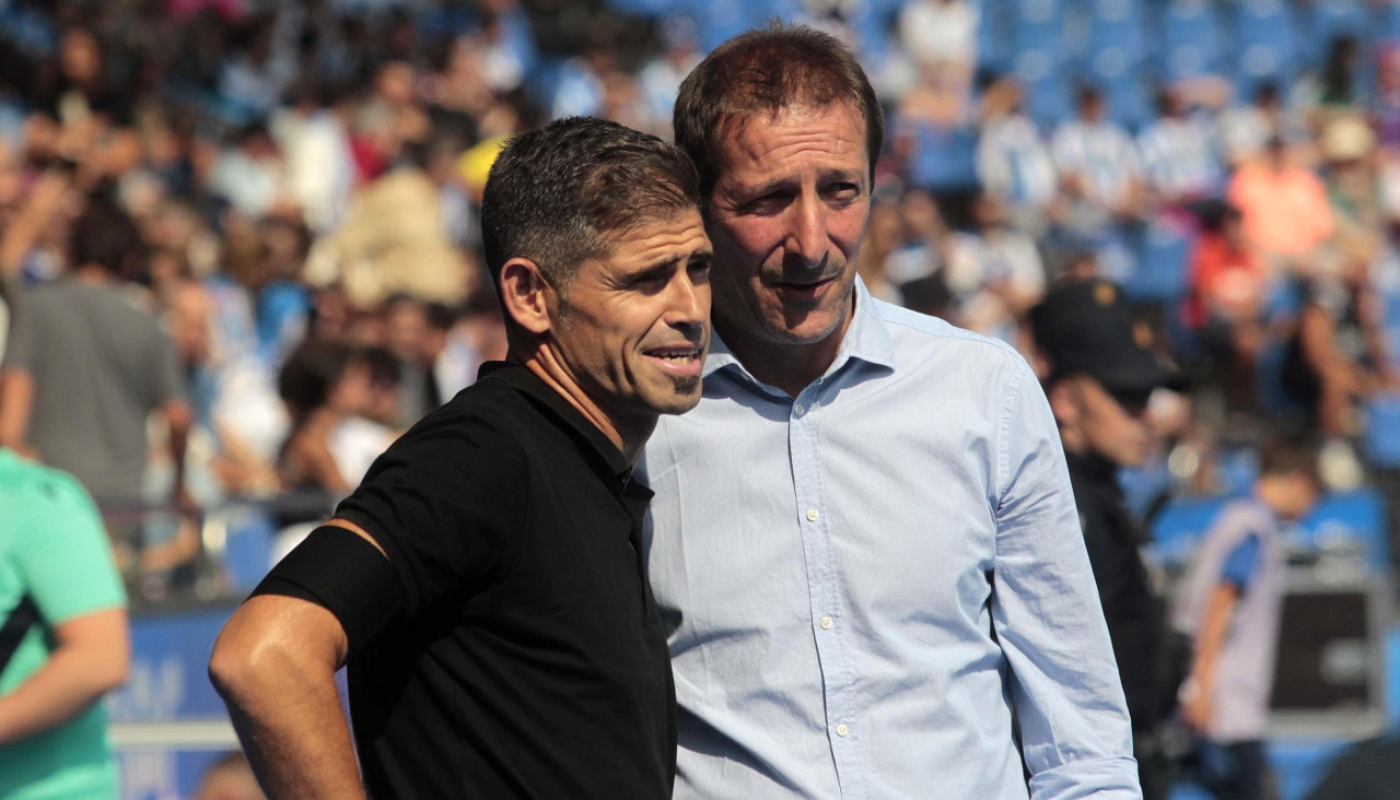 Luis Miguel Ramis conversa con Antonio Hidalgo durante el Dépor-Burgos de la primera vuelta en Riazor (0-0)