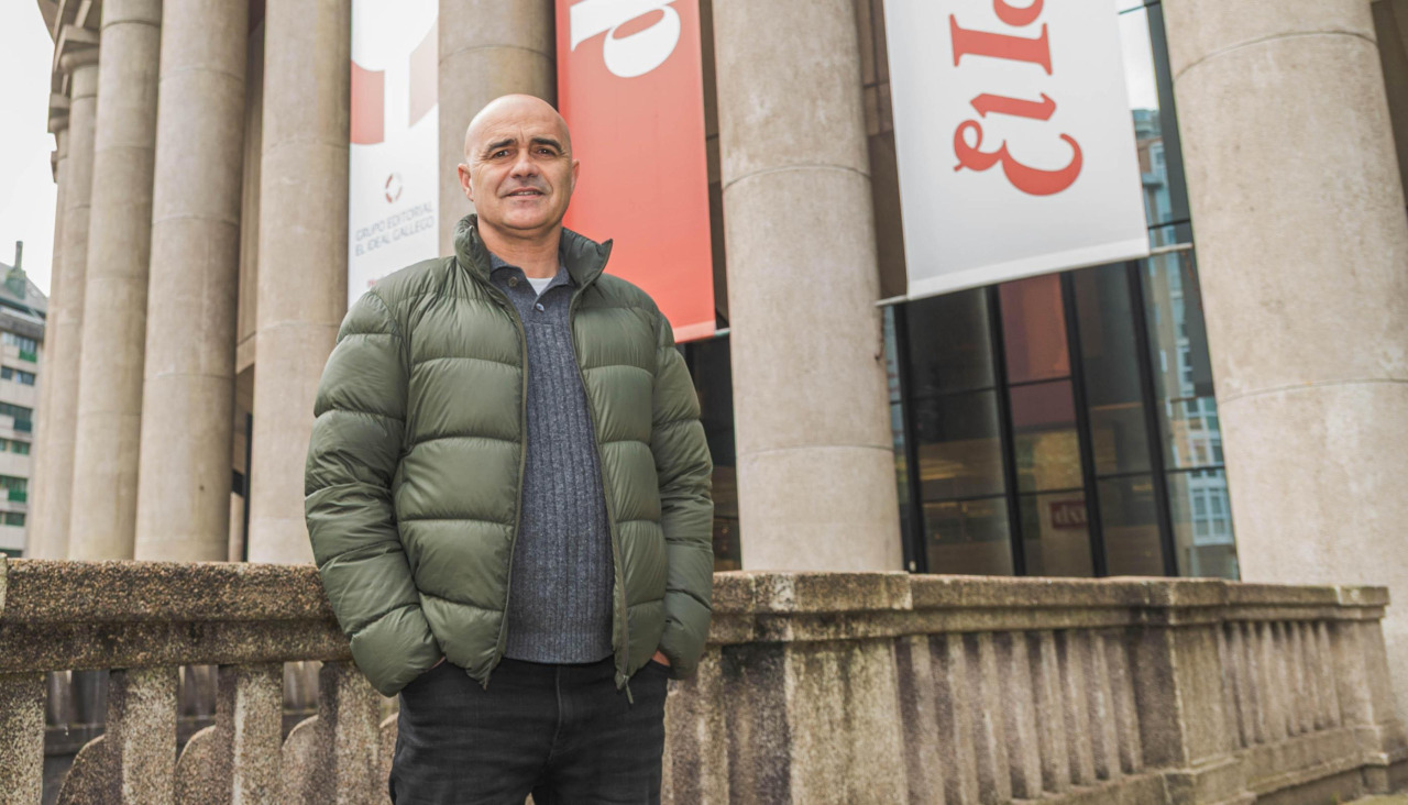Óscar Gilsanz posa para DXT Campeónen en el exterior del Palacio de la Ópera