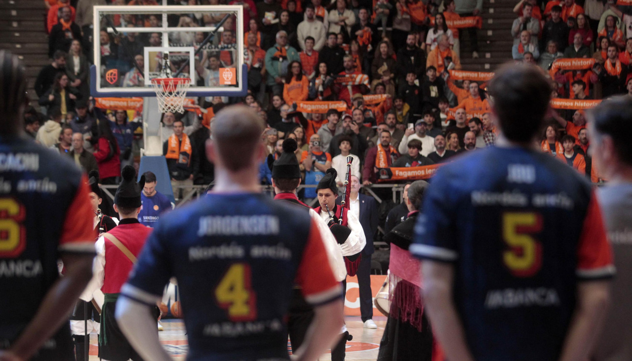 Jugadores y afición durante el himno gallego que sonó antes del derbi contra el Obradoiro