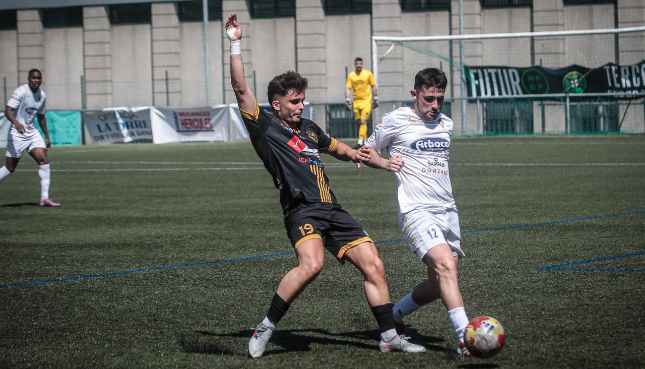 Carletto, centrocampista del Silva, en una acción del partido