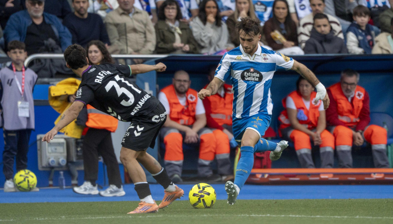 Adrià Altimira ejecuta un centro ante Rafita en el Deportivo-Málaga