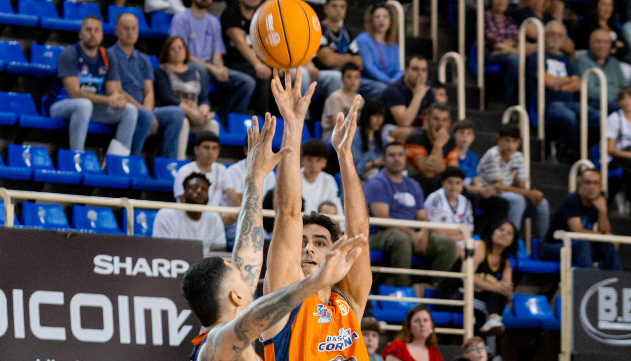 Jacobo Díaz lanza un triple defendido por Augusto Lima durante el Fuenlabrada-Básquet Coruña del sábado