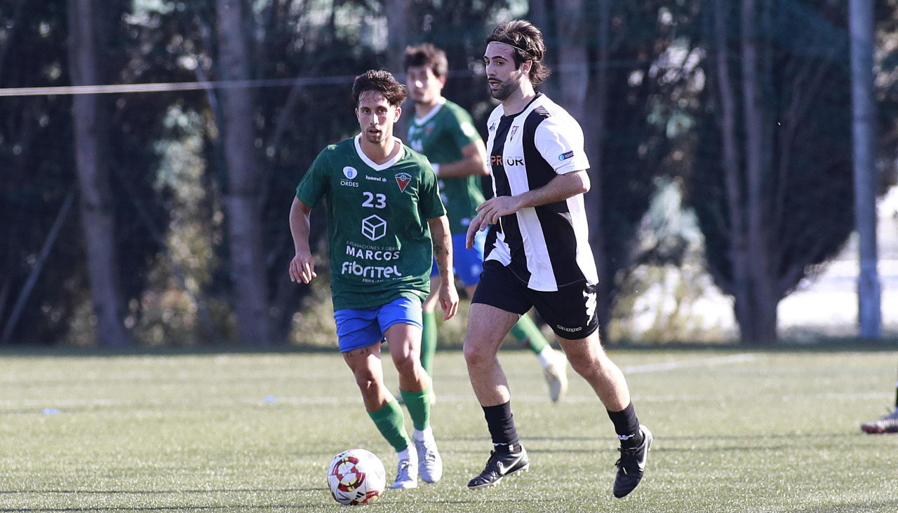 Nano Varela, centrocampista del Victoria, durante el partido ante el Órdenes
