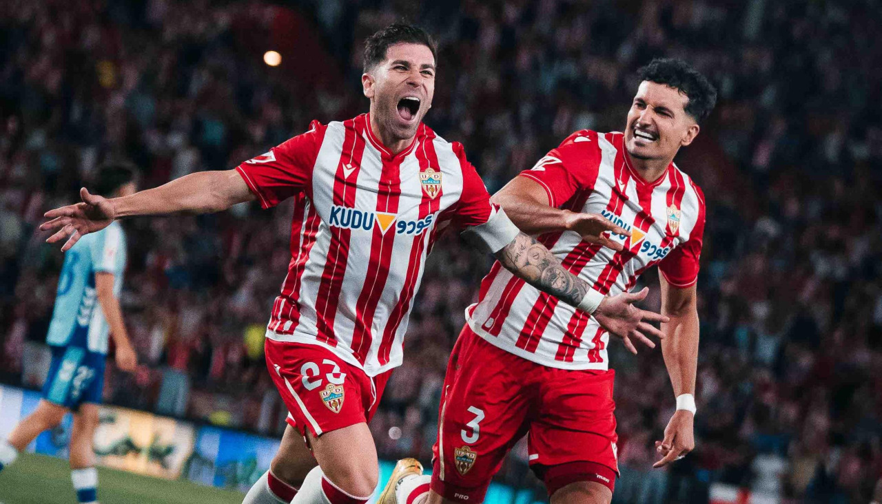 Embarba celebra uno de sus goles al Málaga, junto a Álex Muñoz