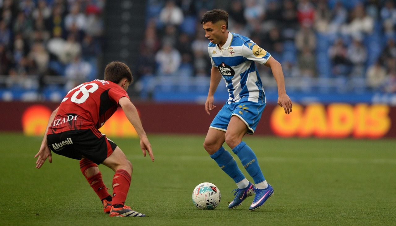 Yeremay Hernández encara a un rival en el Deportivo-Mirandés
