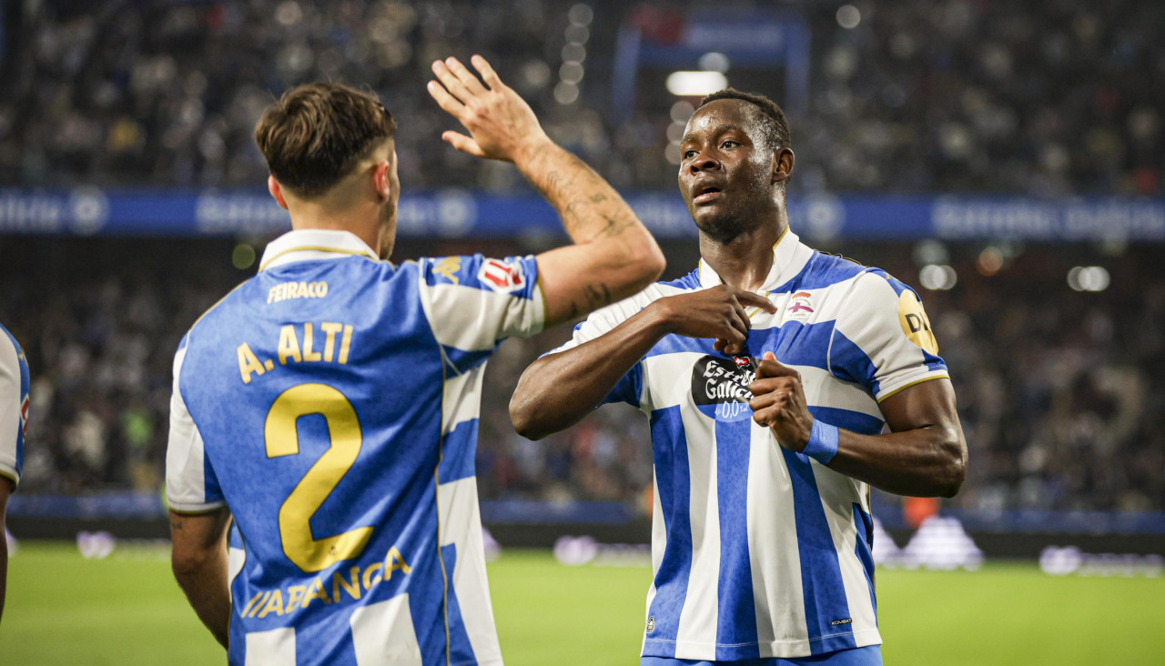 Bil Nsongo se señala el escudo tras su gol en el Deportivo-Mirandés