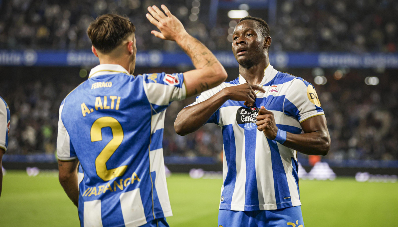 Bil Nsongo se señala el escudo tras su gol en el Deportivo-Mirandés