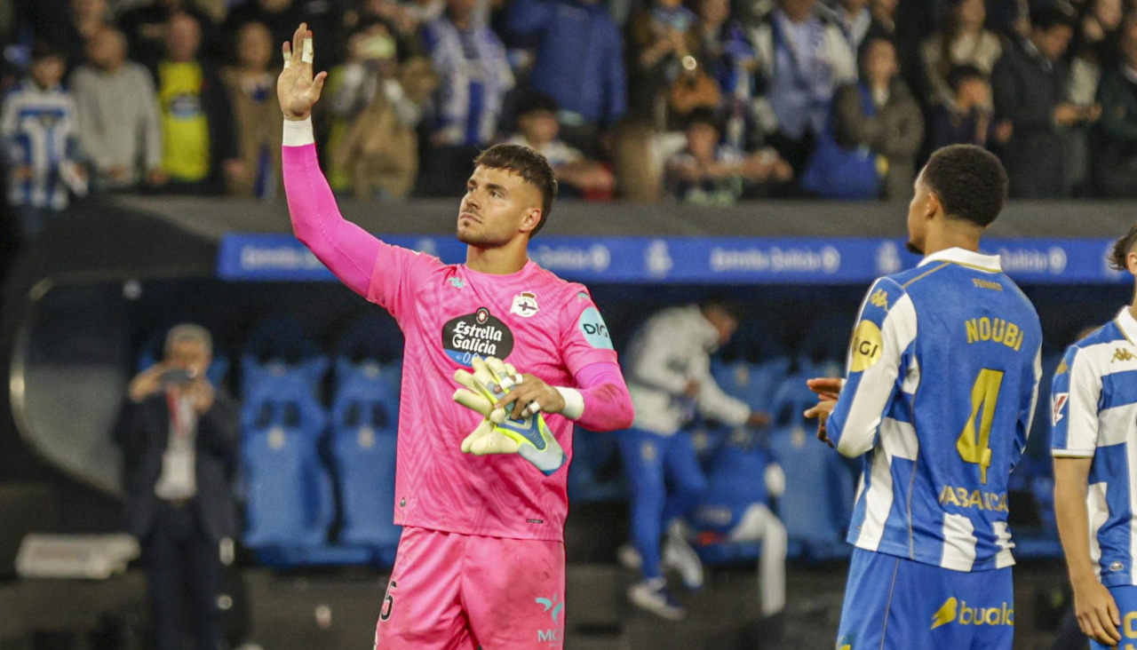 Álvaro Ferllo saluda a la afición al final del Deportivo-Mirandés